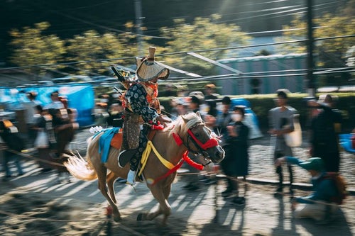 古殿八幡神社例大祭の騎手と馬が一体となって駆け出す瞬間の写真