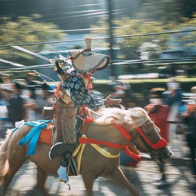 古殿八幡神社で行われる流鏑馬の写真