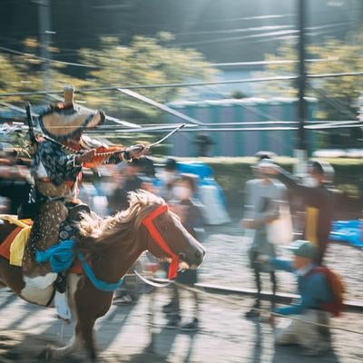 馬の力強く地を蹴りと騎手の集中の写真