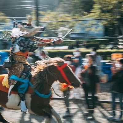 駆け抜ける流鏑馬の写真