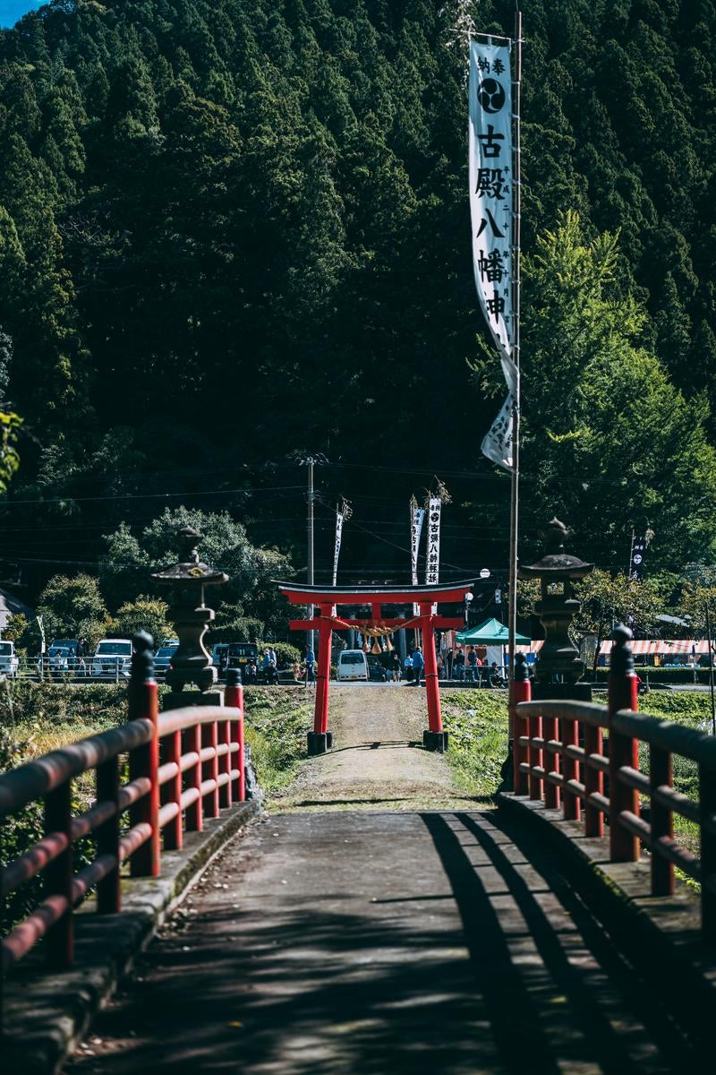 「古殿町にある古殿八幡神社の鳥居」の写真