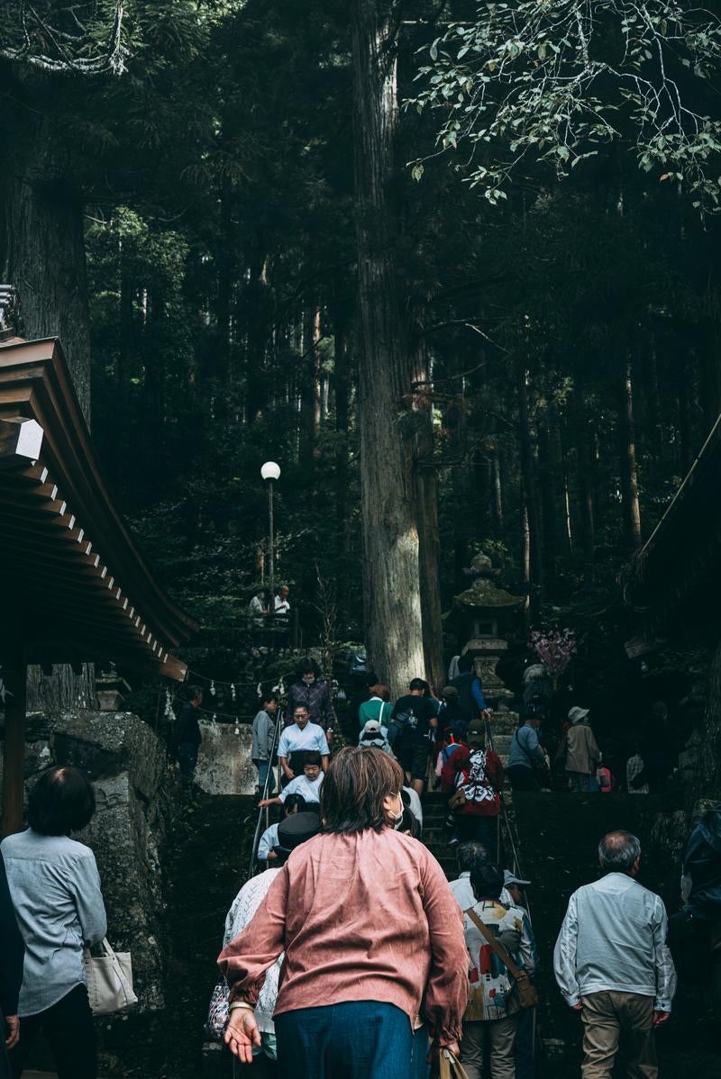 「古殿八幡神社へ訪れる多くの参拝客」の写真