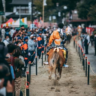 颯爽とした姿で馬を駆け抜ける後ろ姿の写真