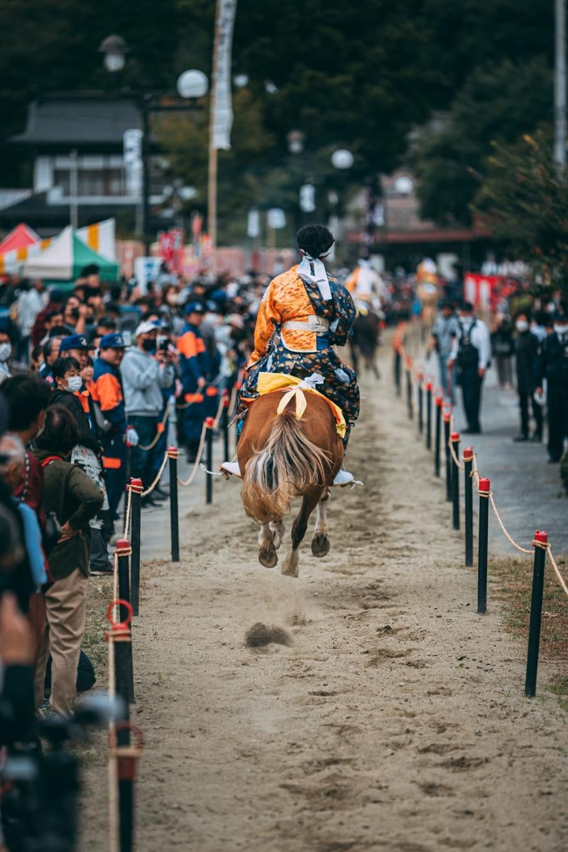 「古殿八幡神社例大祭の流鏑馬の勇敢さと後ろ姿」の写真