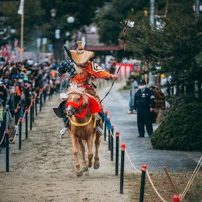 古殿八幡神社で開催される流鏑馬の騎馬と騎手が駆け抜ける様子の写真