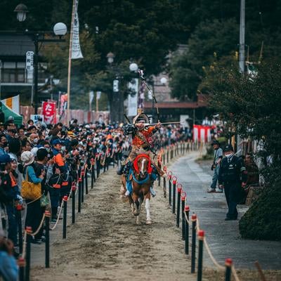 一瞬の静寂の中で矢を放つ準備を整える騎手の写真