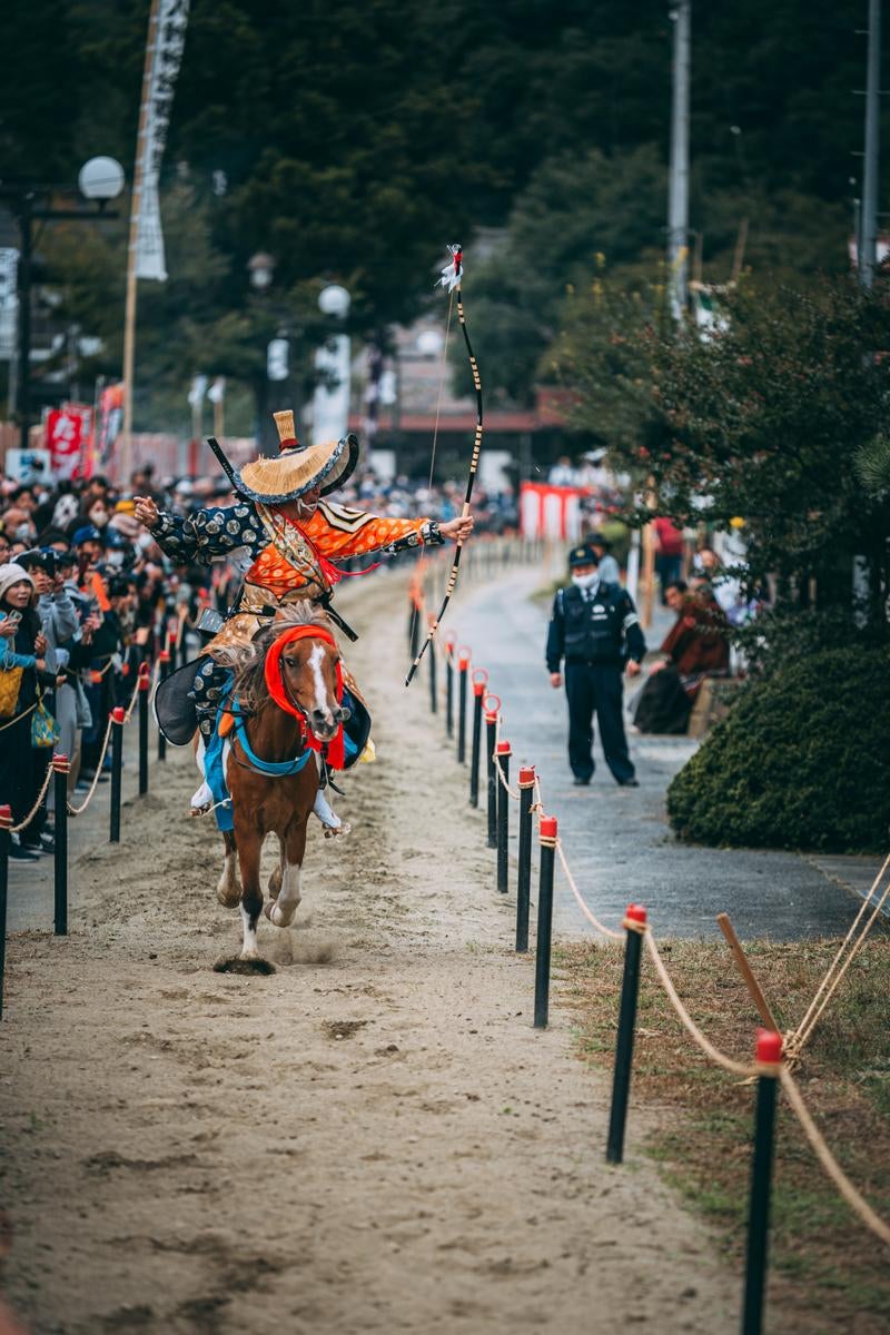 「馬の動きに合わせて身体を安定させて矢を射る瞬間」の写真