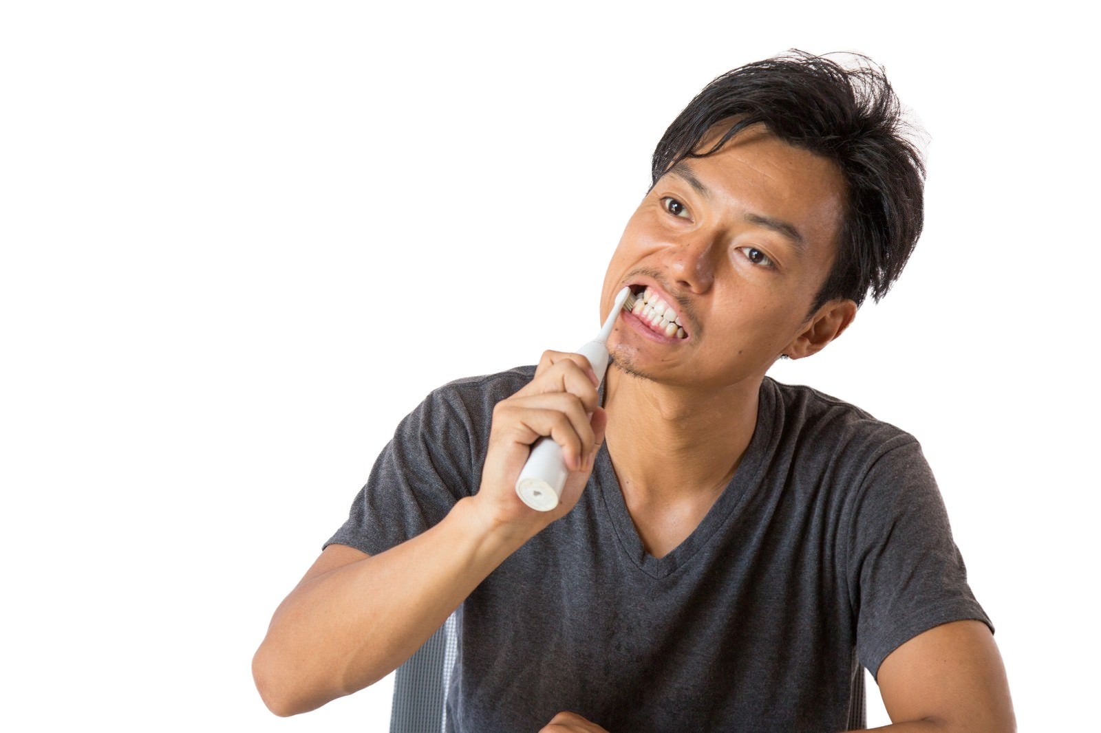 「電動歯ブラシで歯を磨く男性」の写真［モデル：藤沢篤］
