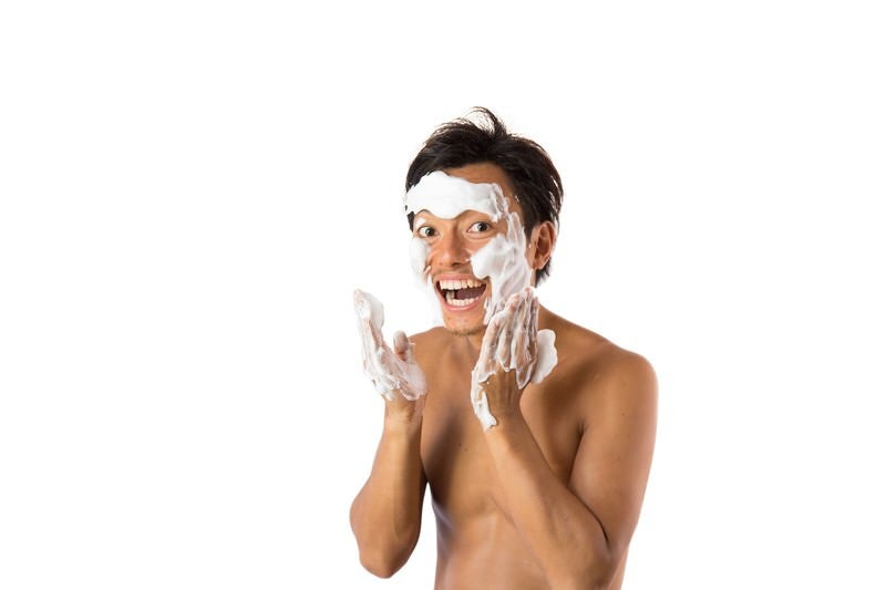 泡タイプの洗顔を使う男性の写真