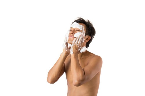 メンズ用泡洗顔でスッキリ男性の写真