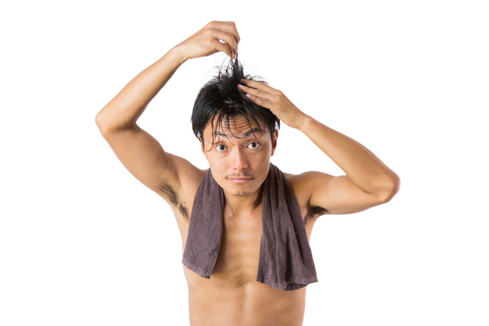 「湯上がりに髪を気にする男性」の写真［モデル：藤沢篤］