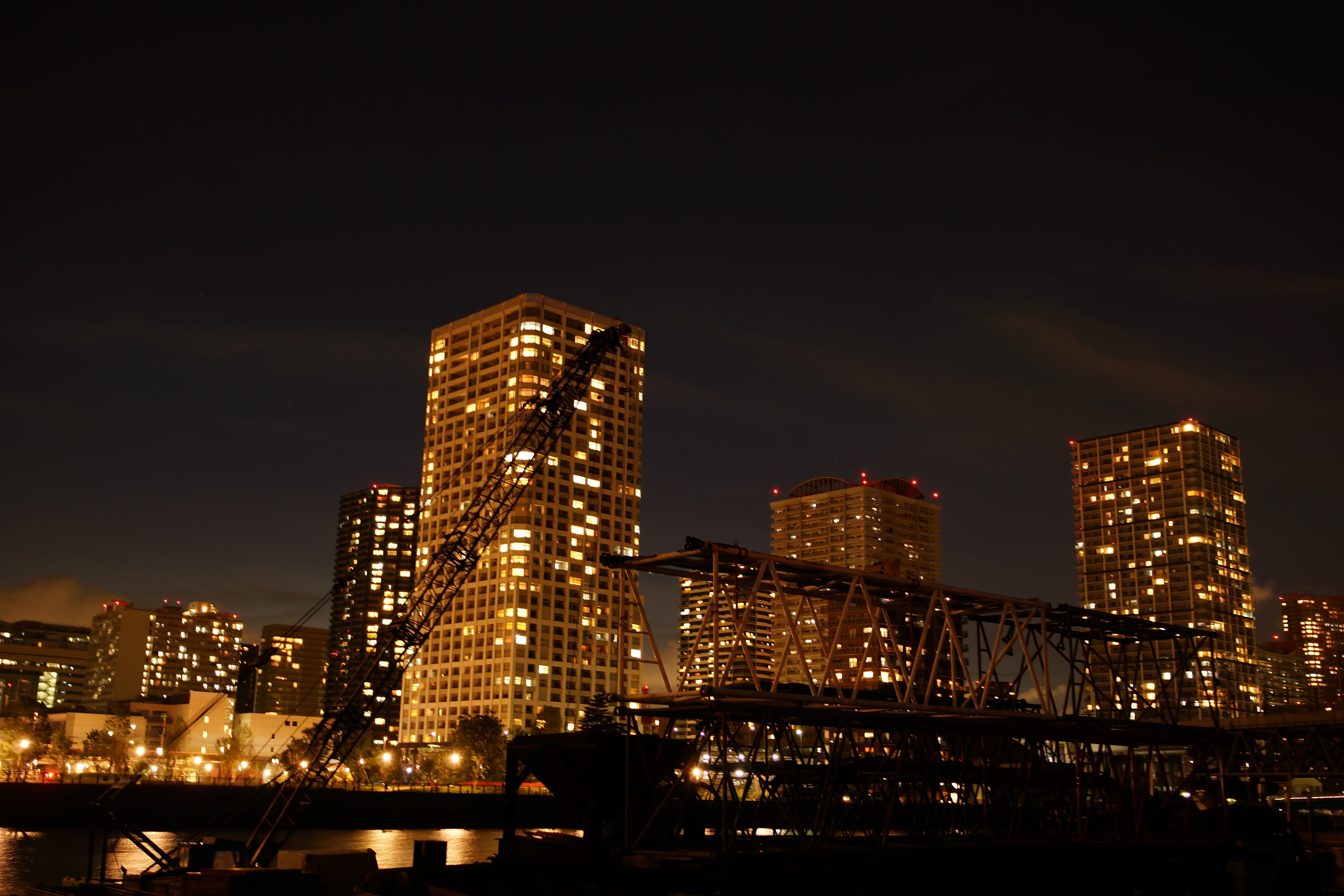 夜の港区のビルの無料写真素材 - ID.3860｜ぱくたそ