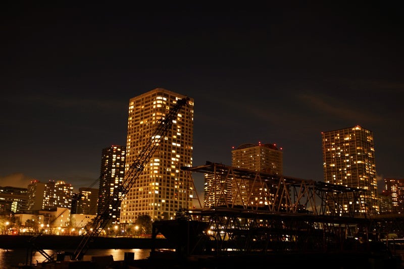 夜の港区のビルの写真