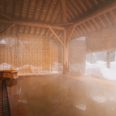 溢れ出る温泉にざっぶーんと身を沈める平湯館の総檜露天風呂の写真
