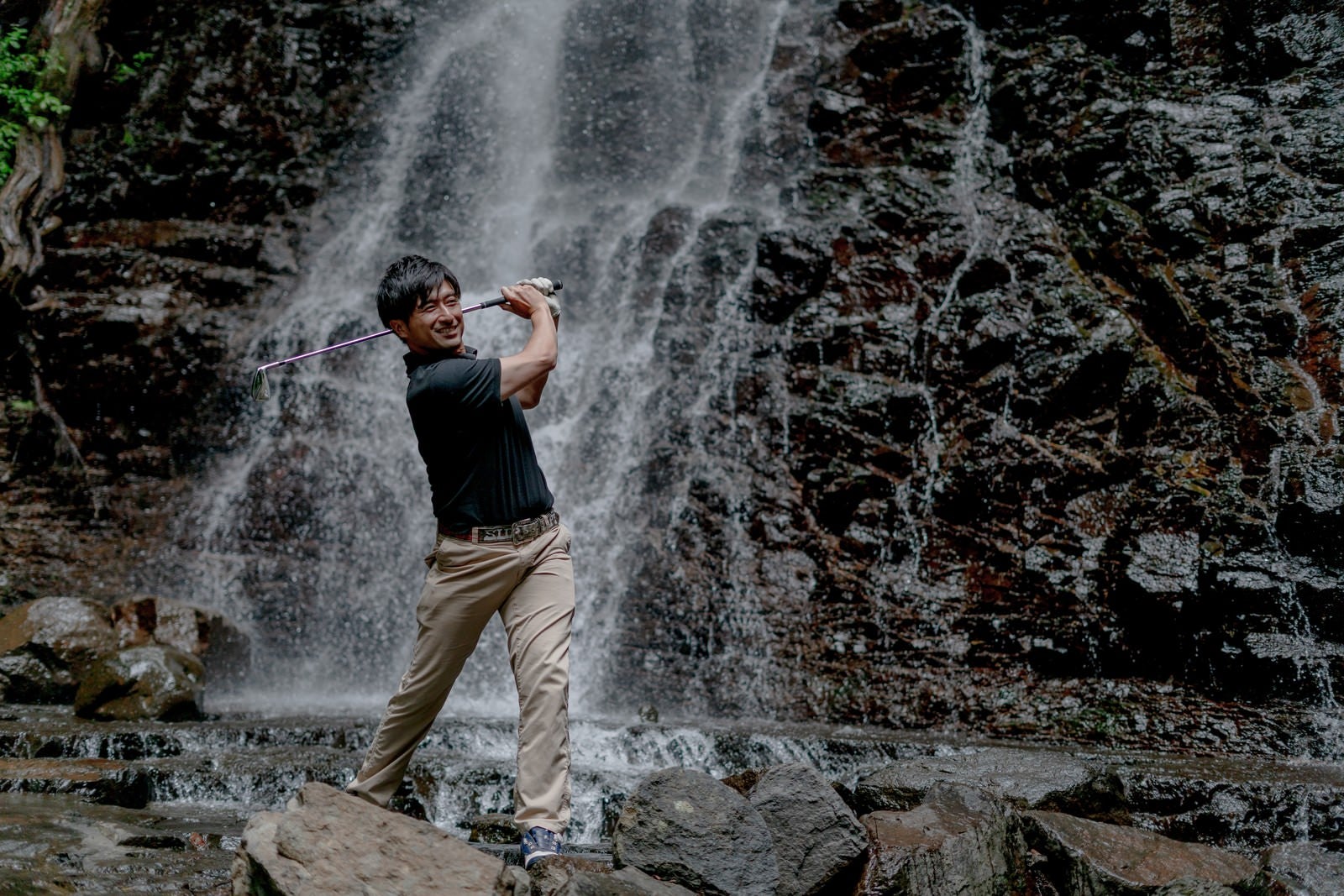 「滝が流れる岩場からのショット」の写真［モデル：サカモトリョウ］