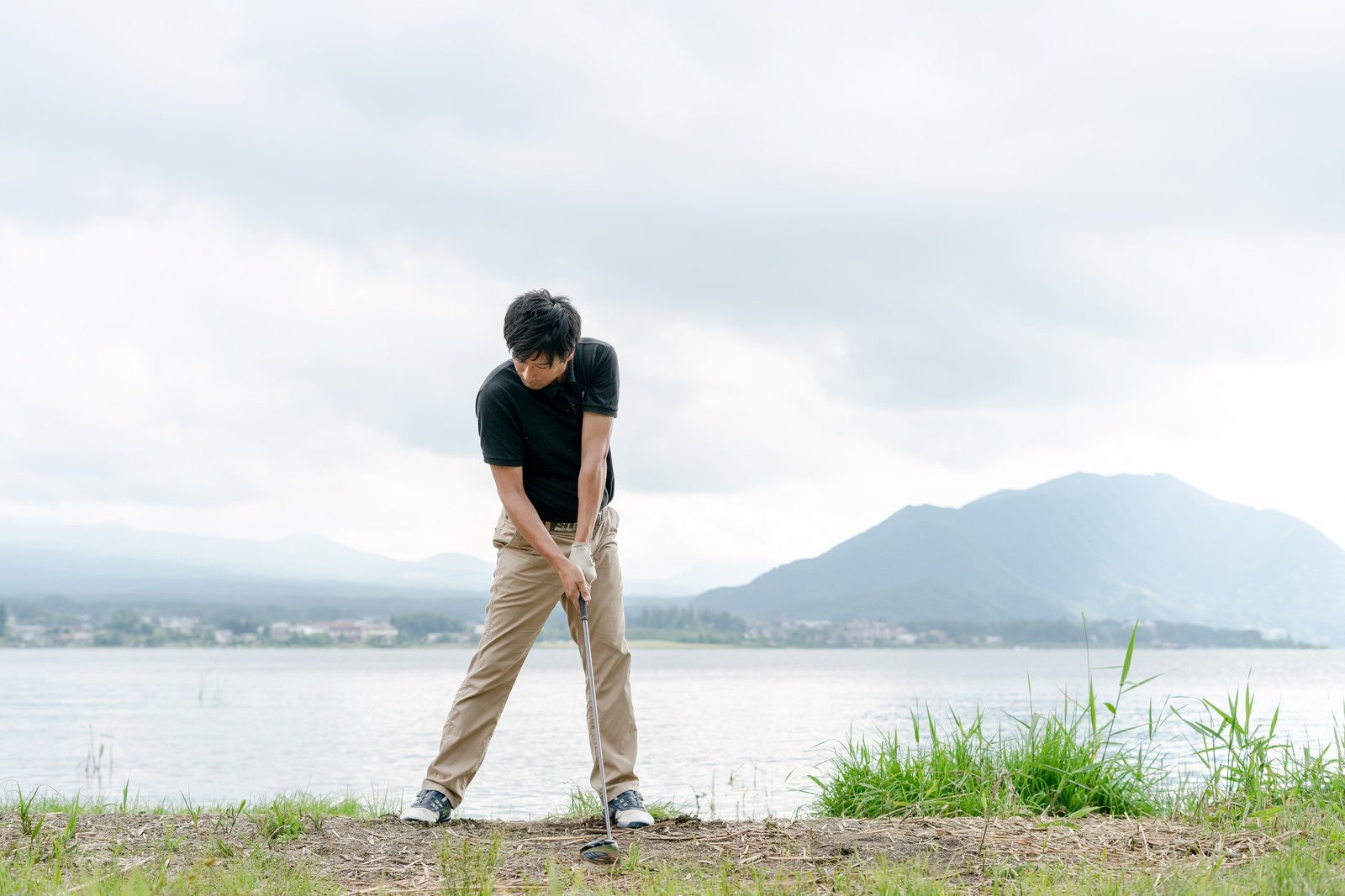 「ゴルファーのインパクトの瞬間」の写真［モデル：サカモトリョウ］