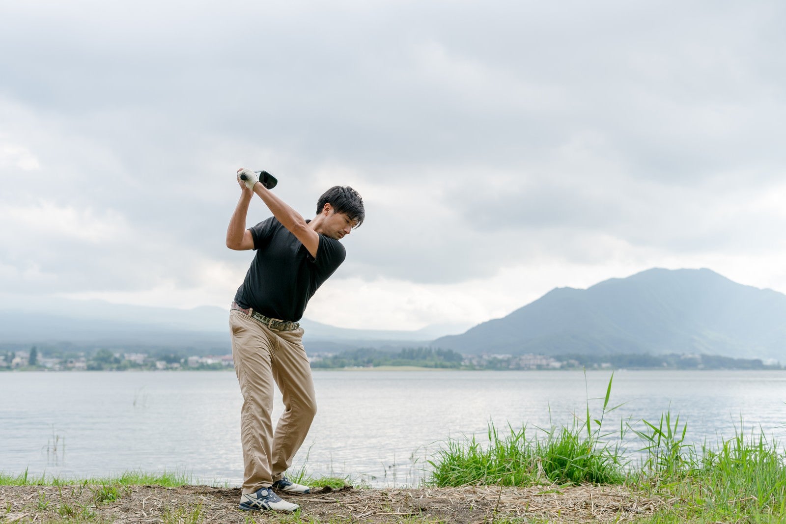 「ゴルファーのスイング（トップ）」の写真［モデル：サカモトリョウ］