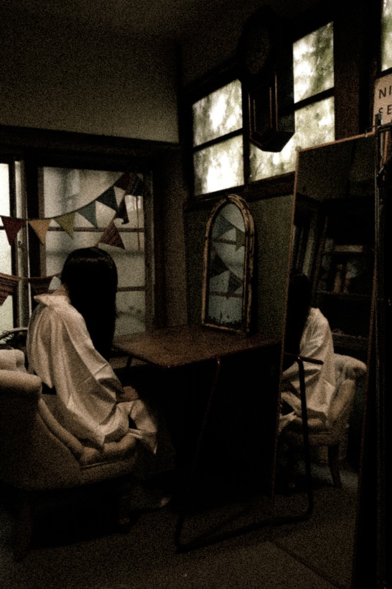 「ハロウィンの仮装準備（控室の様子）」の写真［モデル：緋真煉］