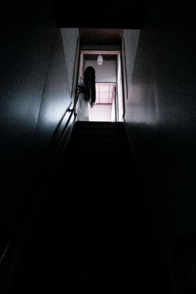 「二階から誰かが降りてくる」の写真