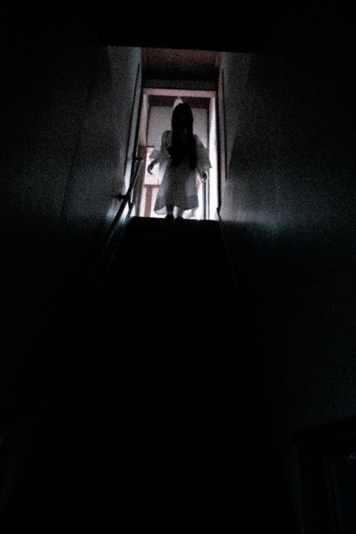 二階の階段を登ろうとしたら不吉な人影が・・・の写真