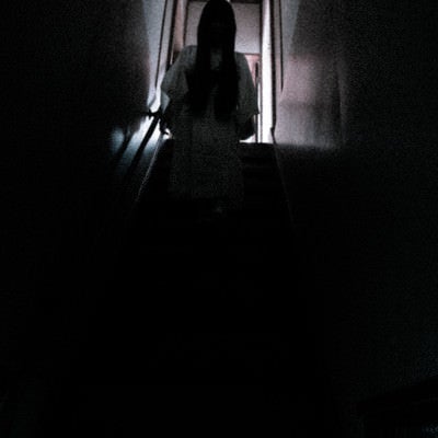 不気味な人影が階段を降りてくるの写真