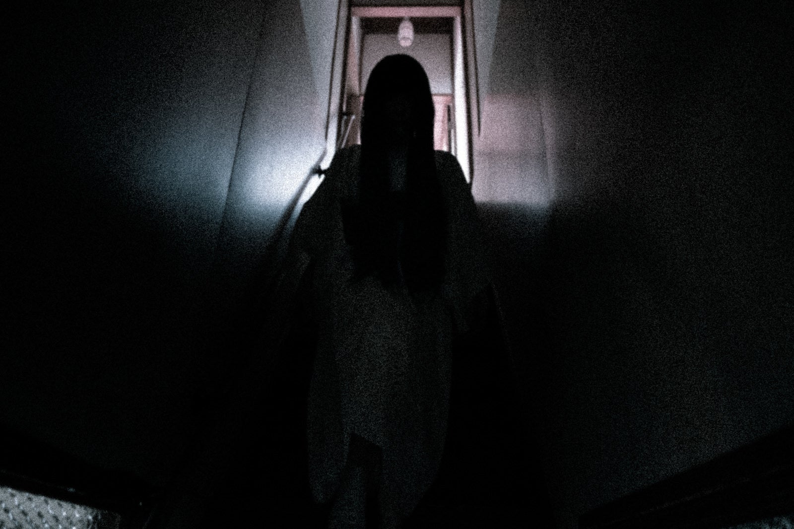「闇の中のささやき階段で待ち受ける恐怖」の写真［モデル：緋真煉］