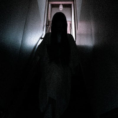 闇の中のささやき階段で待ち受ける恐怖の写真