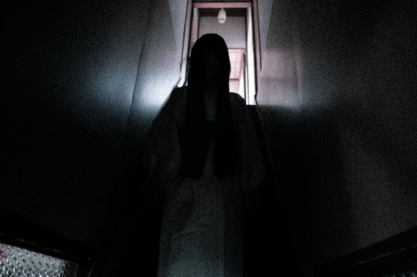 「薄暗い階段を降りてくる和女」の写真［モデル：緋真煉］