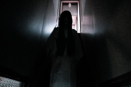薄暗い階段を降りてくる和女の写真