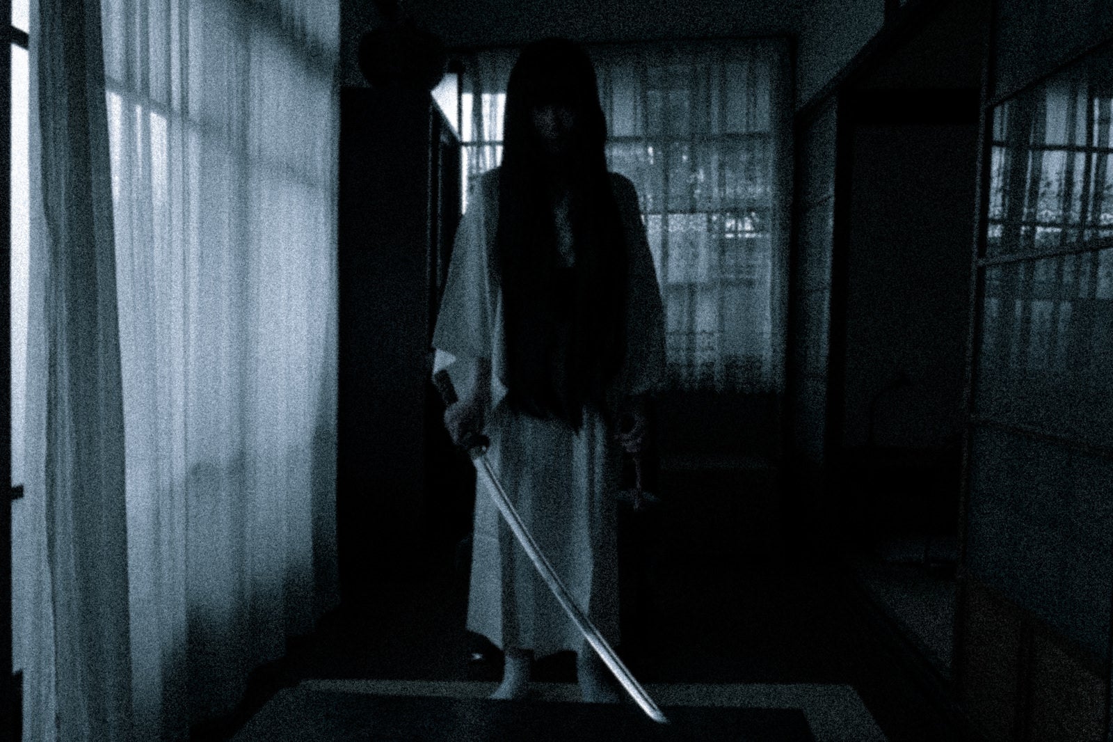 「刀を持ち出す怨霊女子」の写真［モデル：緋真煉］