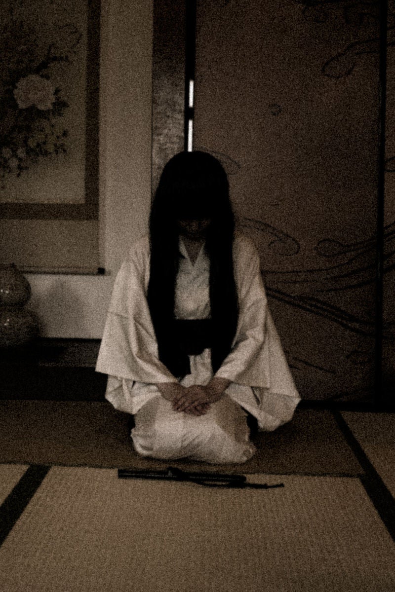 「白装束の女性が和室で静かに佇む」の写真［モデル：緋真煉］