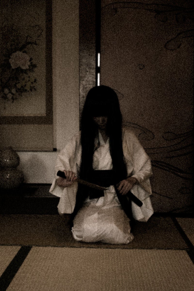 「小刀を握りしめる白装束の女性」の写真［モデル：緋真煉］