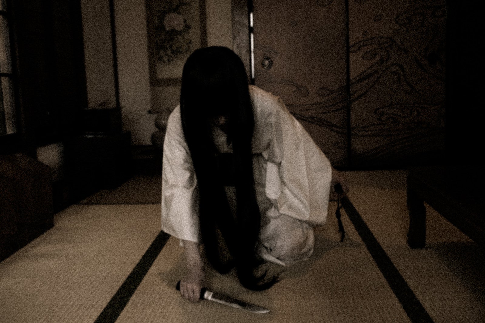 「包丁を持つ和室の幽霊」の写真［モデル：緋真煉］