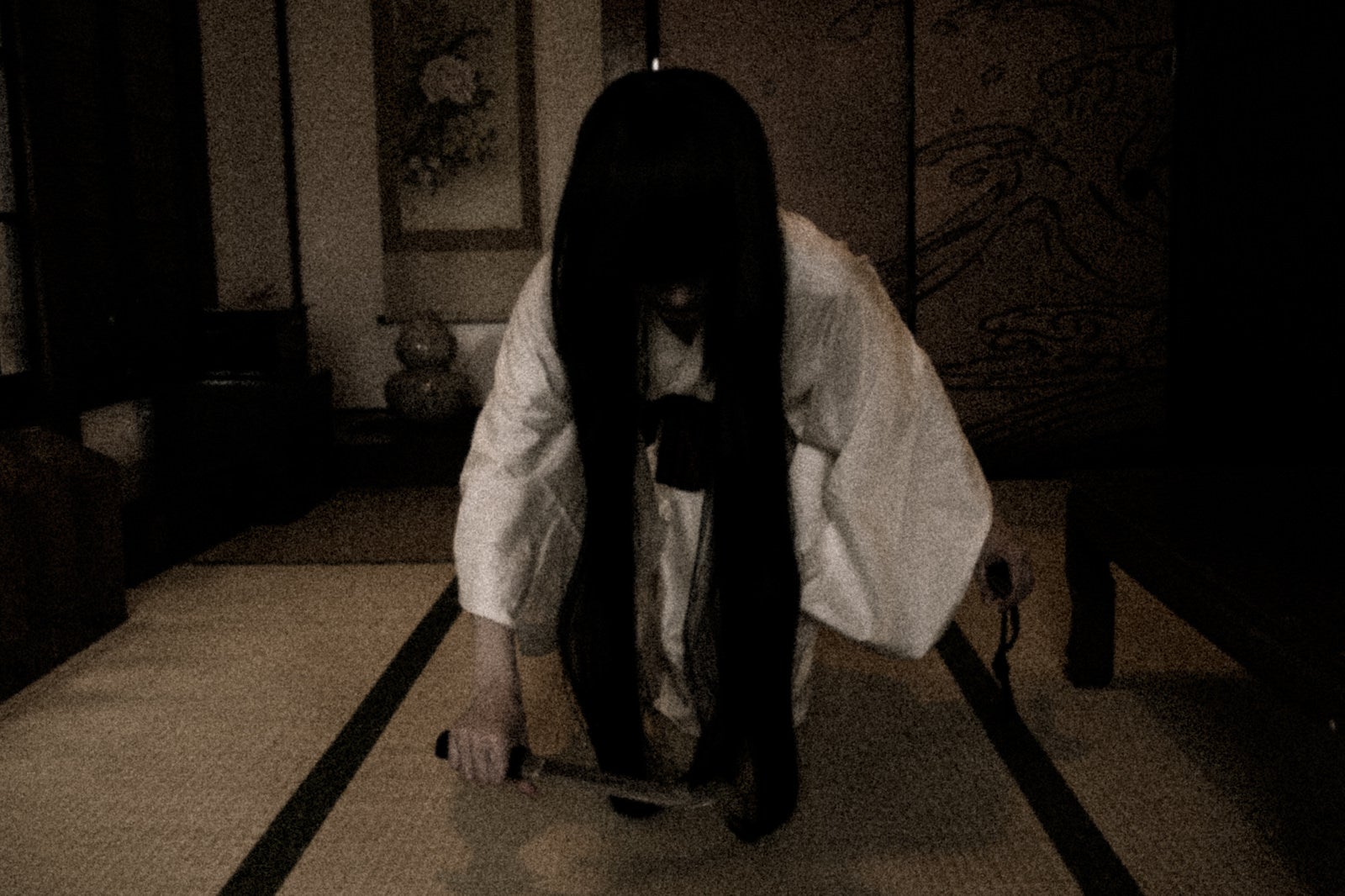 「和室で出会う包丁を握りしめる幽霊」の写真［モデル：緋真煉］