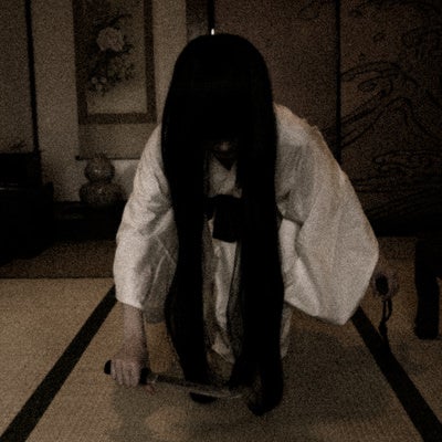 和室で出会う包丁を握りしめる幽霊の写真
