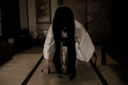 和室で出会う包丁を握りしめる幽霊の写真