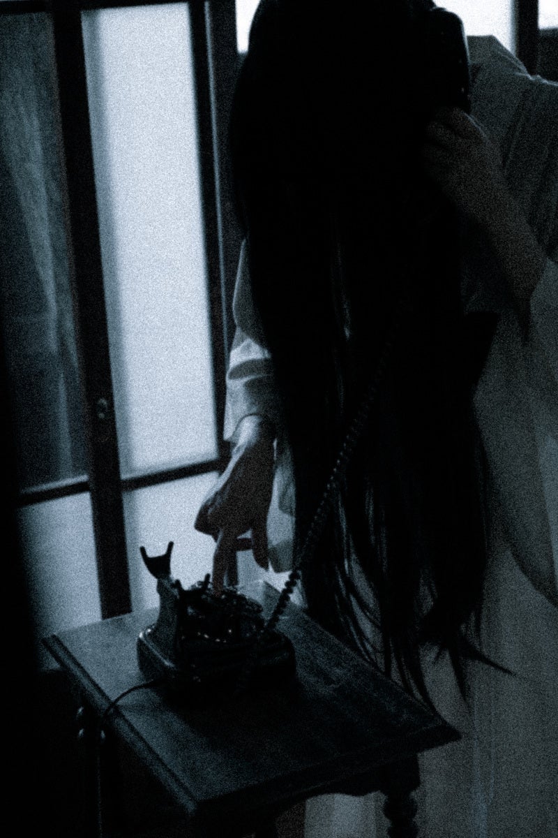「電話をかける髪の長い幽霊」の写真［モデル：緋真煉］