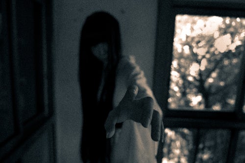 恨めしそうに手を伸ばす髪の長い幽霊の写真