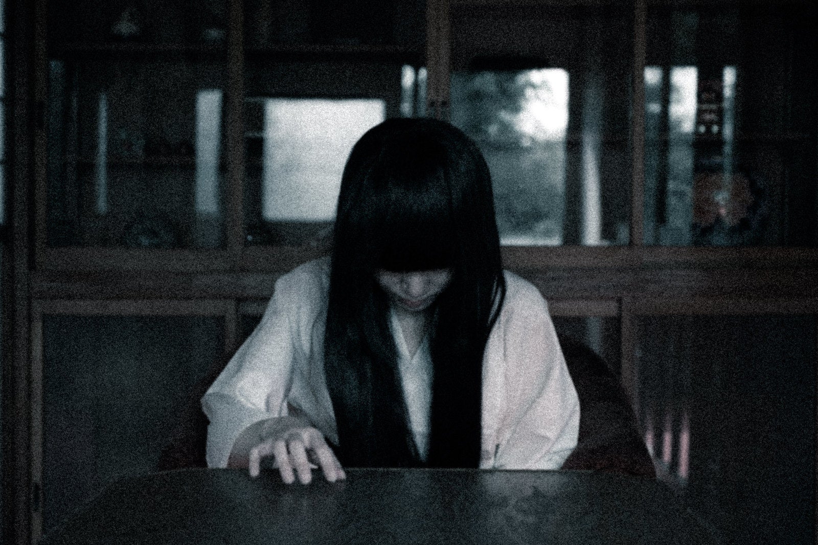 「暗闇からささやく長髪の幽霊」の写真［モデル：緋真煉］