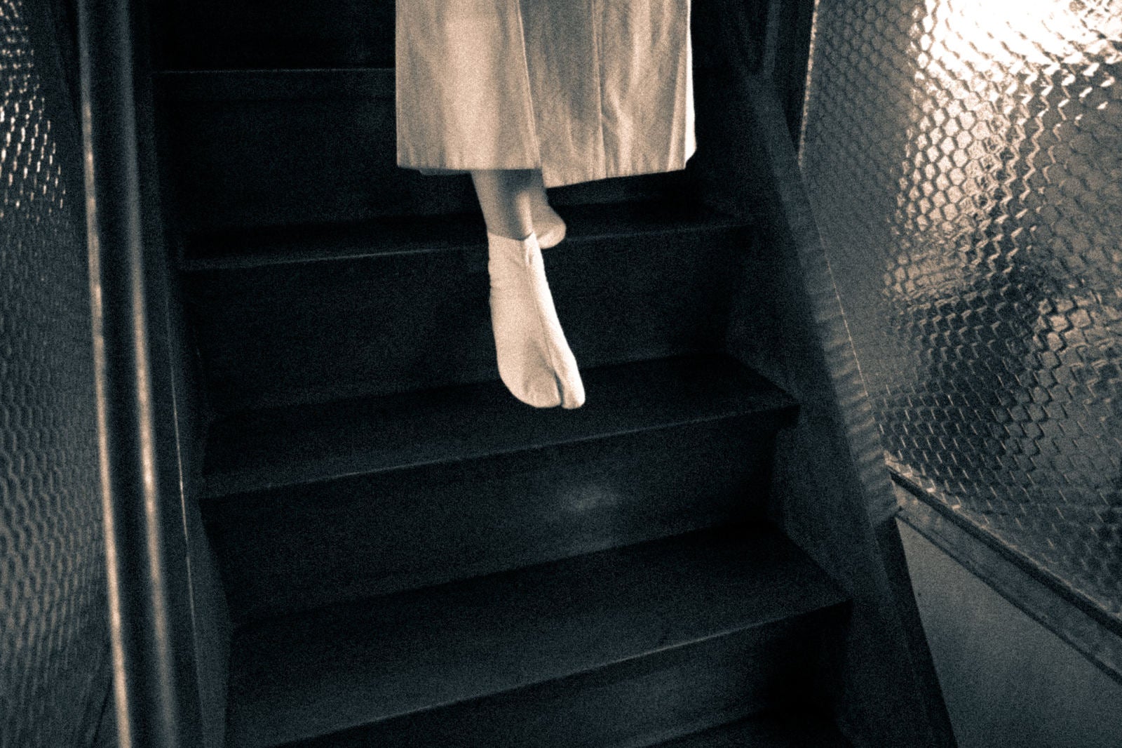 「足袋を履く幽霊の足元」の写真［モデル：緋真煉］