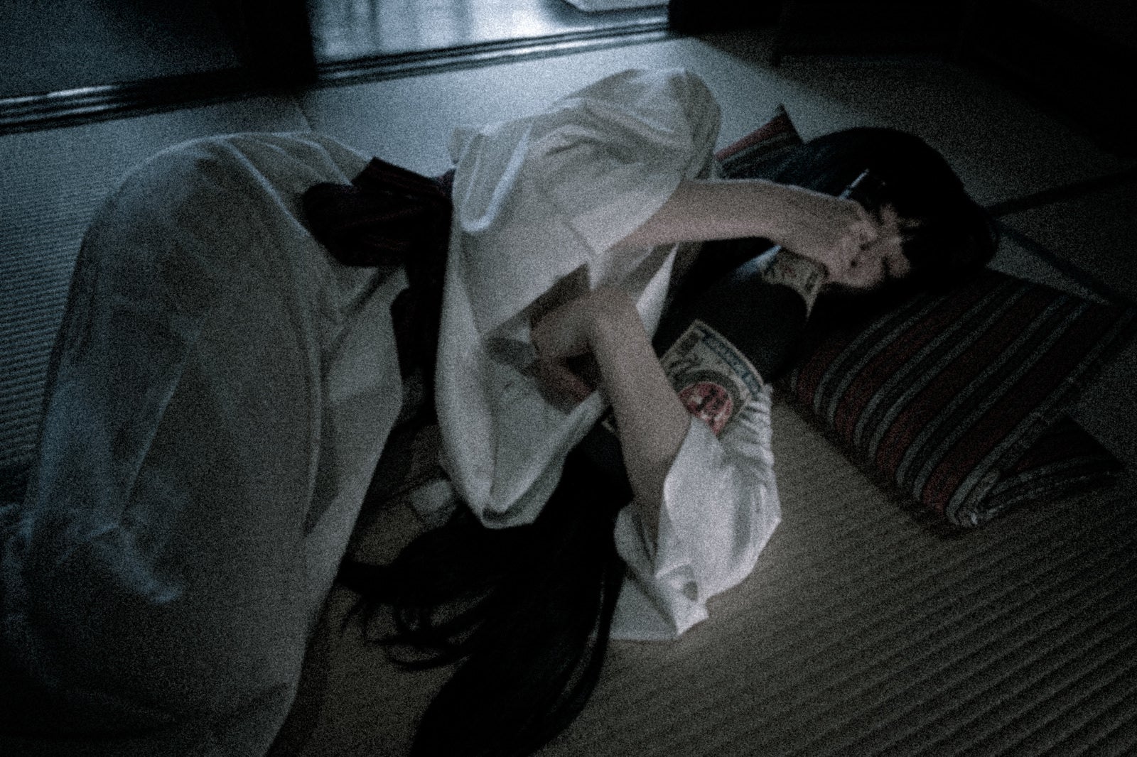 「一升瓶を抱えて眠る白装束の女性」の写真［モデル：緋真煉］