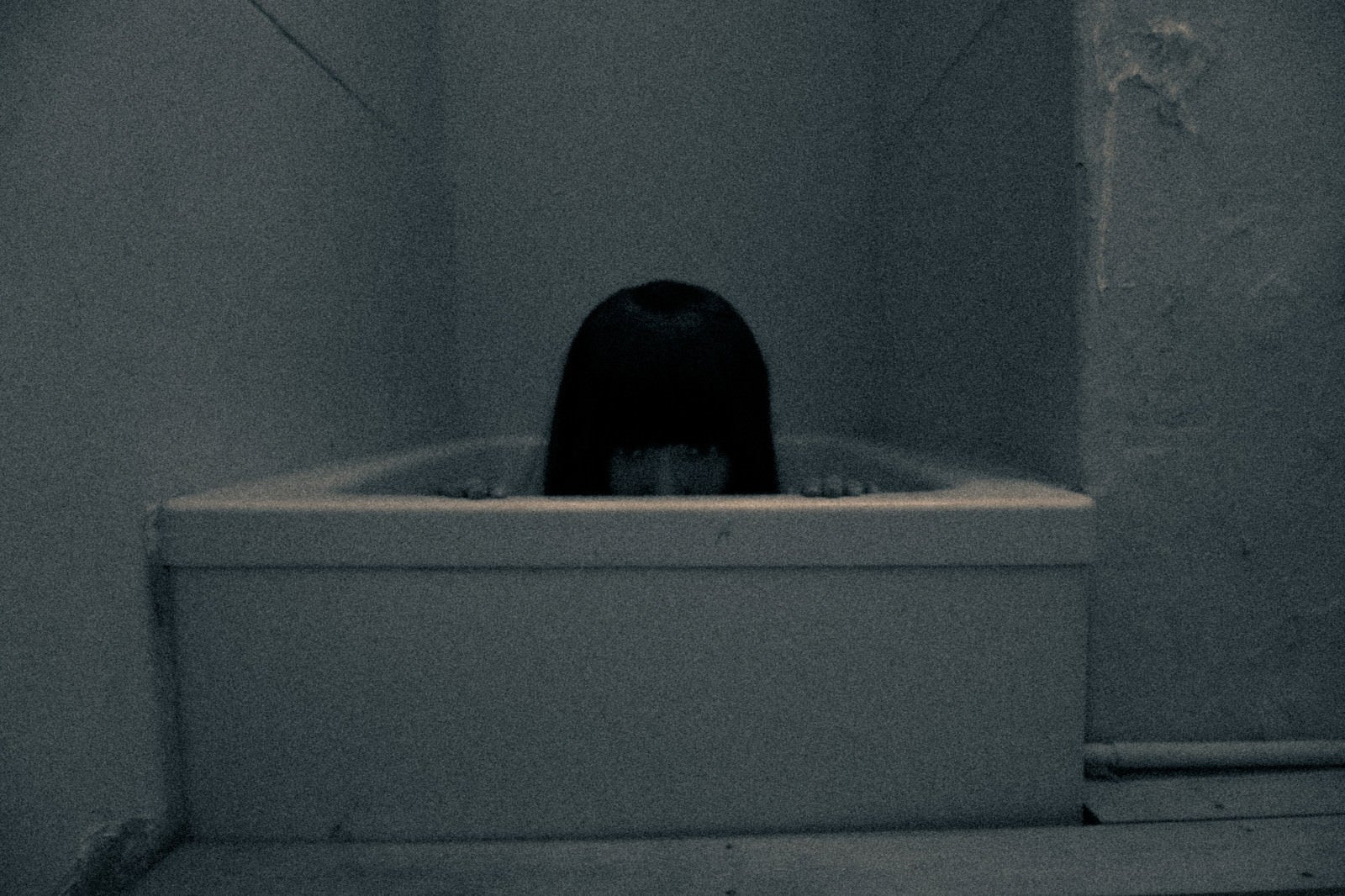 「仄暗い風呂場の底から」の写真