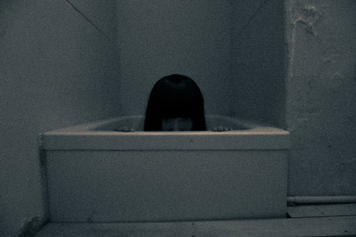 仄暗い風呂場の底からの写真