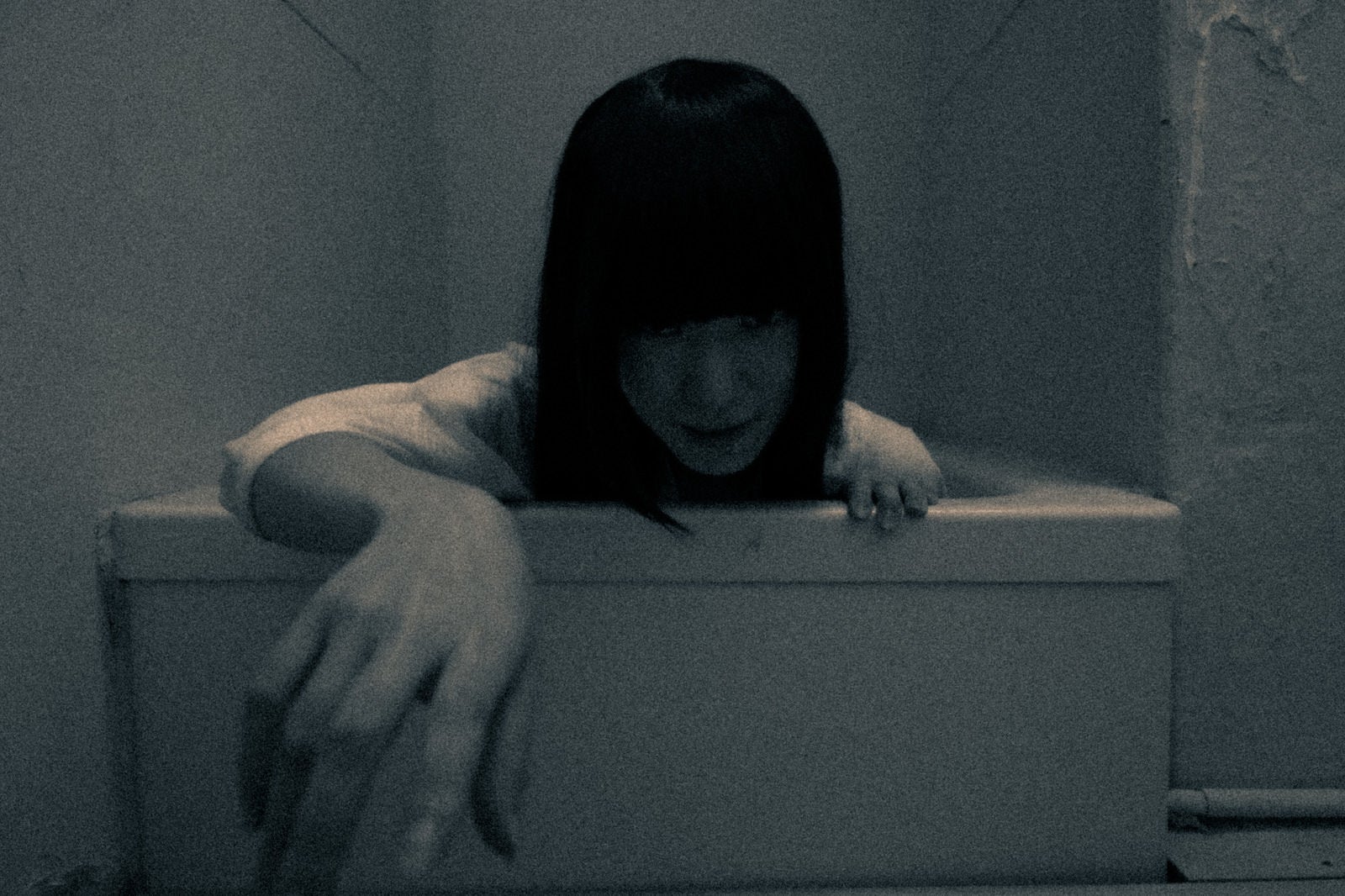 「小さな風呂から這い出る女性」の写真［モデル：緋真煉］