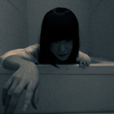 小さな風呂から這い出る女性の写真