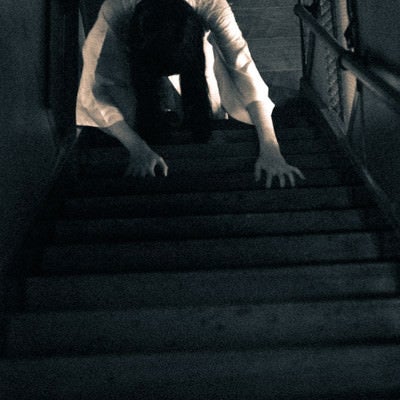 階段を這う女の写真