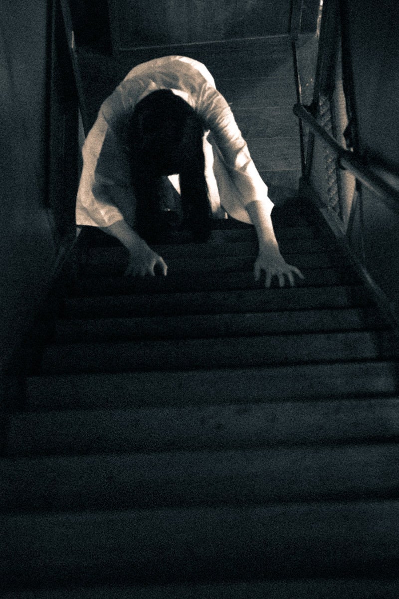 「階段を這う女」の写真［モデル：緋真煉］