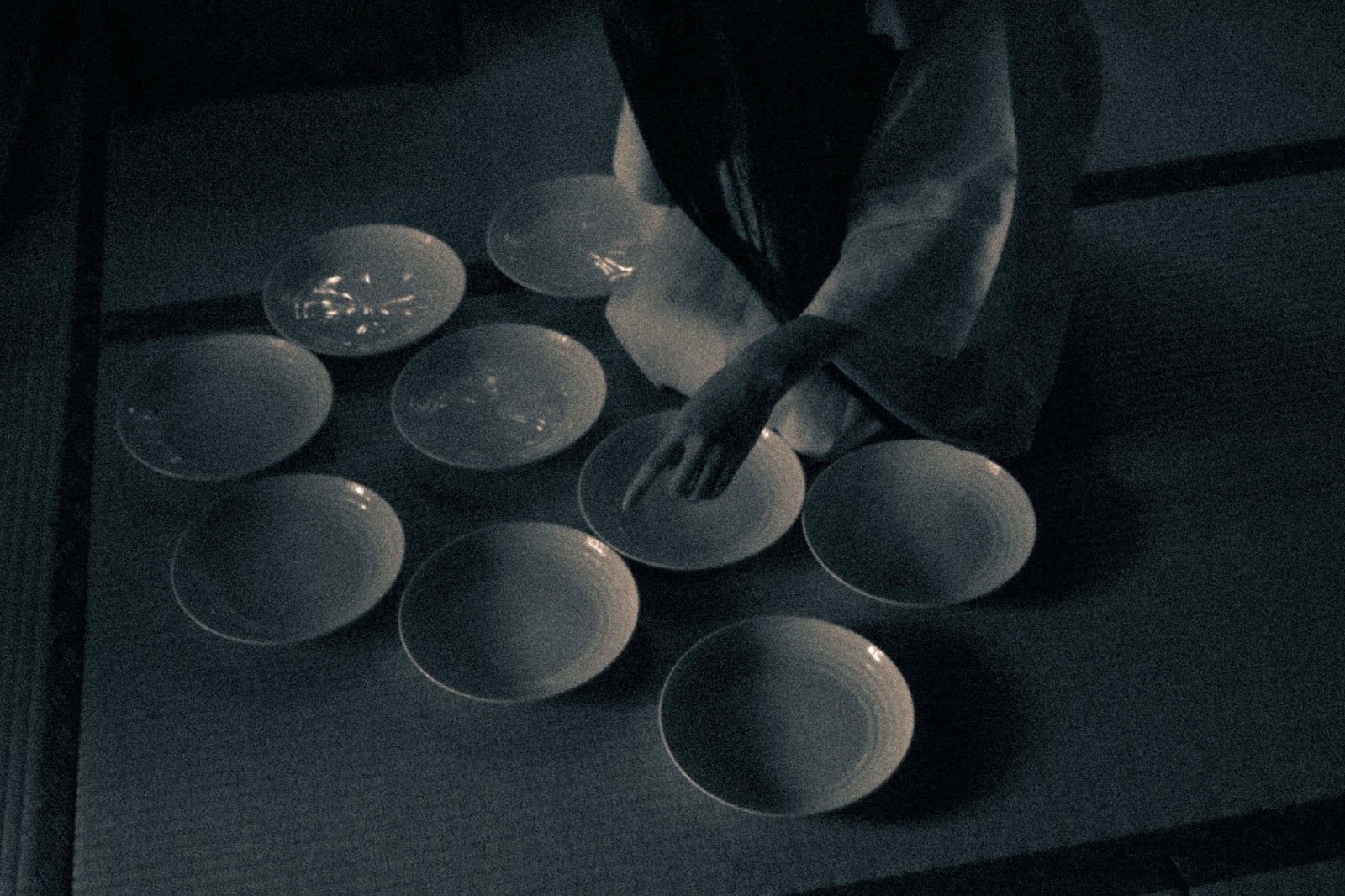 「深夜に皿の枚数を数え始める女性」の写真［モデル：緋真煉］