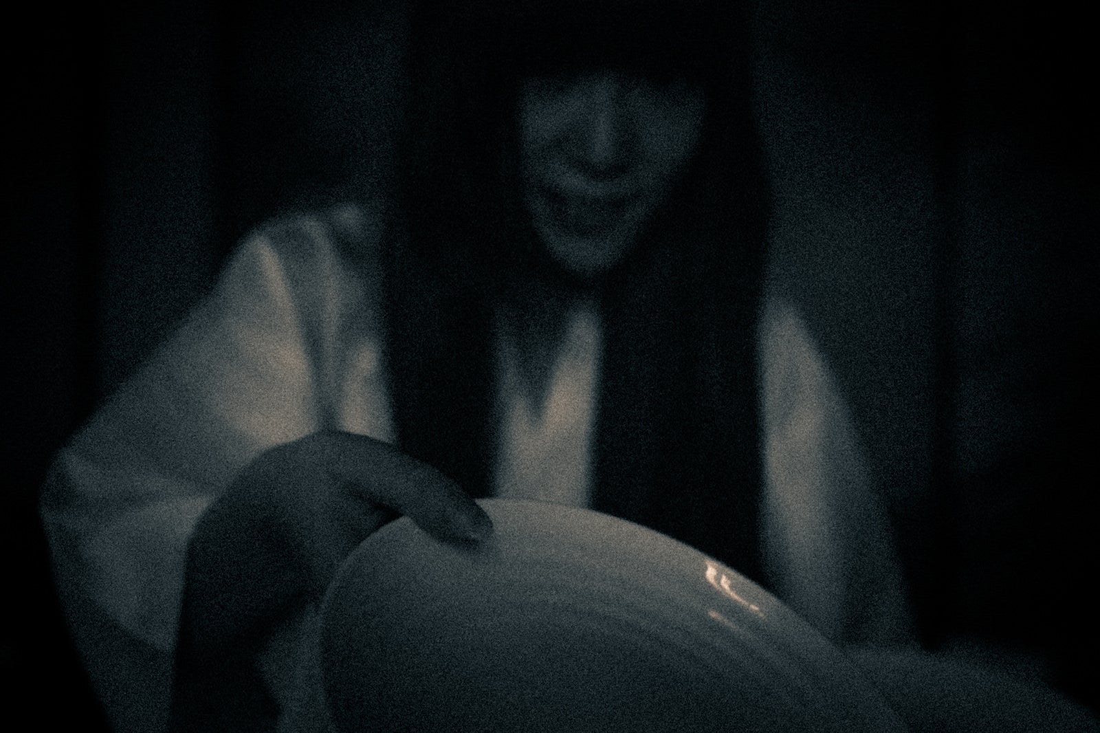 「闇鍋でお皿を渡される」の写真［モデル：緋真煉］