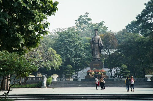 ベトナム・ハノイのリータイトー公園にある李太祖(リータイトー)のブロンズ像の写真